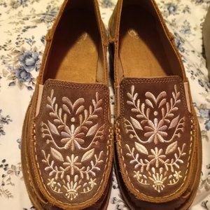 ariat womens cruiser embroidered size 8